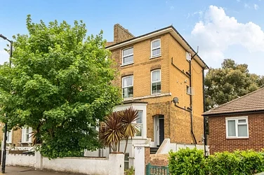 Flat Avington Grove in Greater London