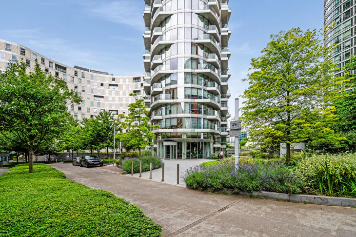 Flat Biscayne Avenue in Greater London