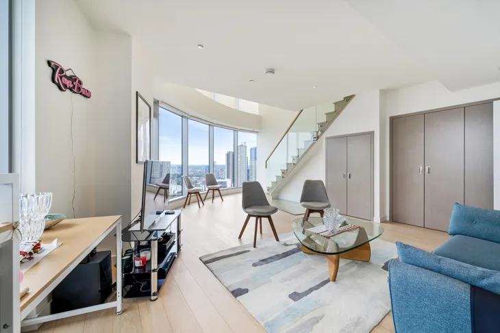 Flat Biscayne Avenue in Greater London