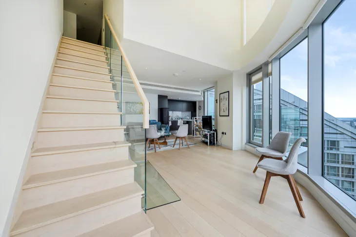 Flat Biscayne Avenue in Greater London