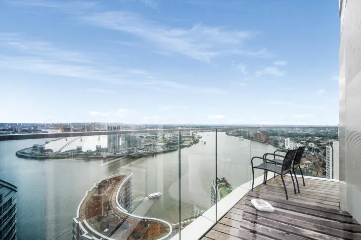 Flat Biscayne Avenue in Greater London