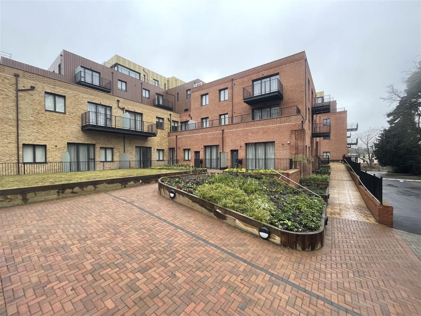 Flat Farnborough Road in Rushmoor