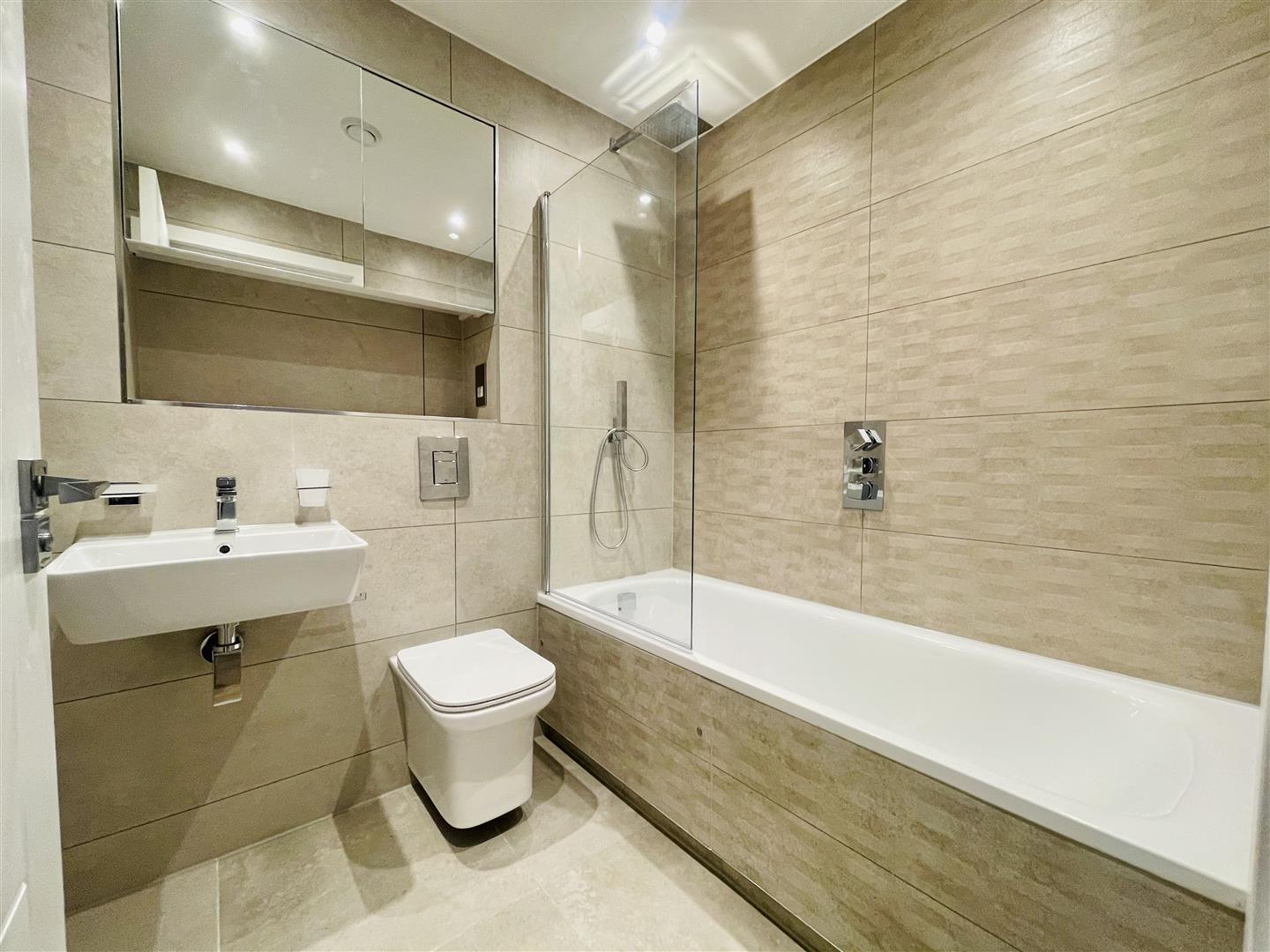 Flat Farnborough Road in Rushmoor