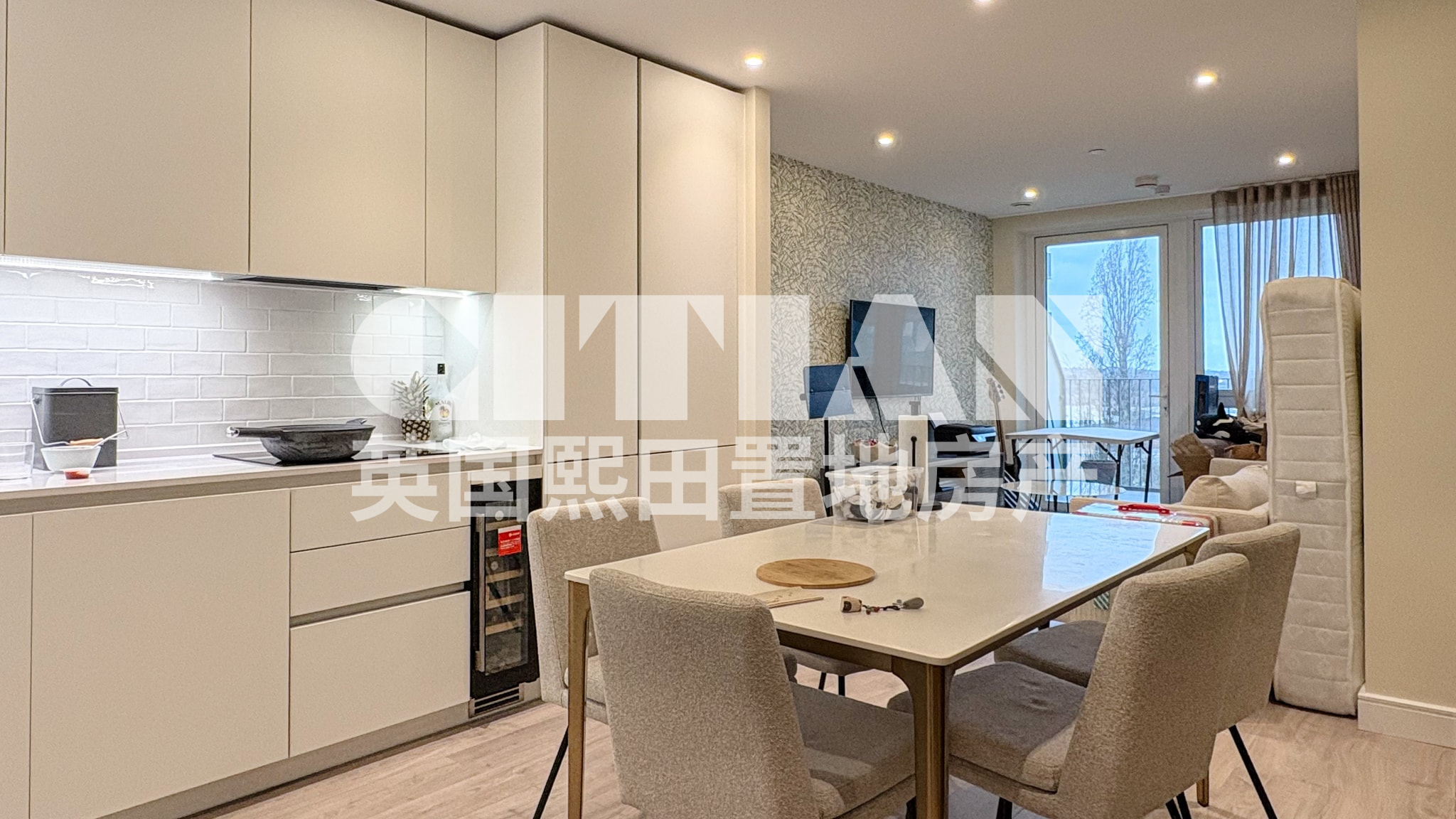 Flat Beresford Avenue in Greater London