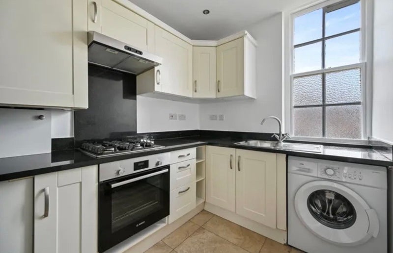 Flat Blakenham Court in Greater London
