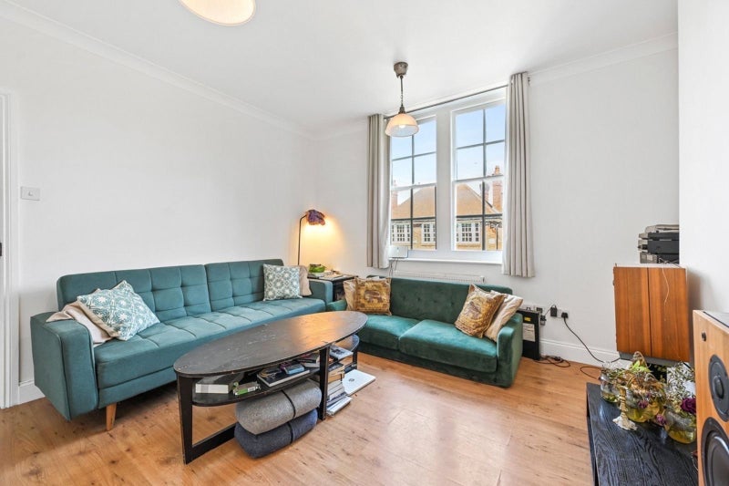 Flat Blakenham Court in Greater London
