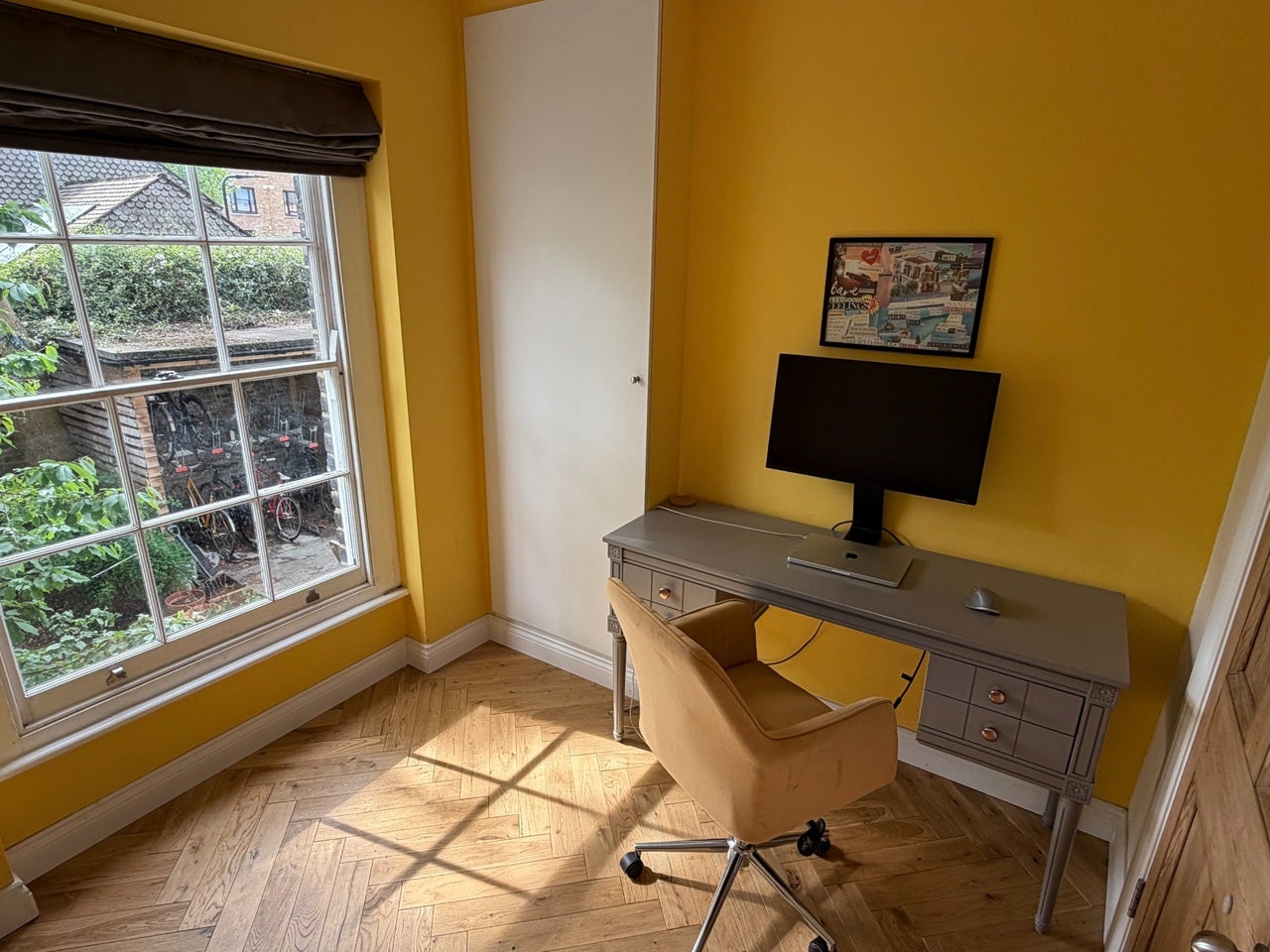 Room Lauriston Road in Greater London
