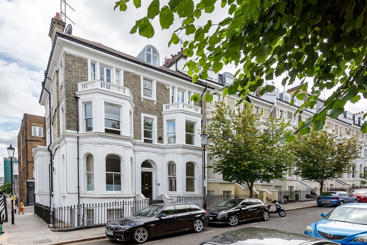 Flat Campden Hill Gardens in Greater London