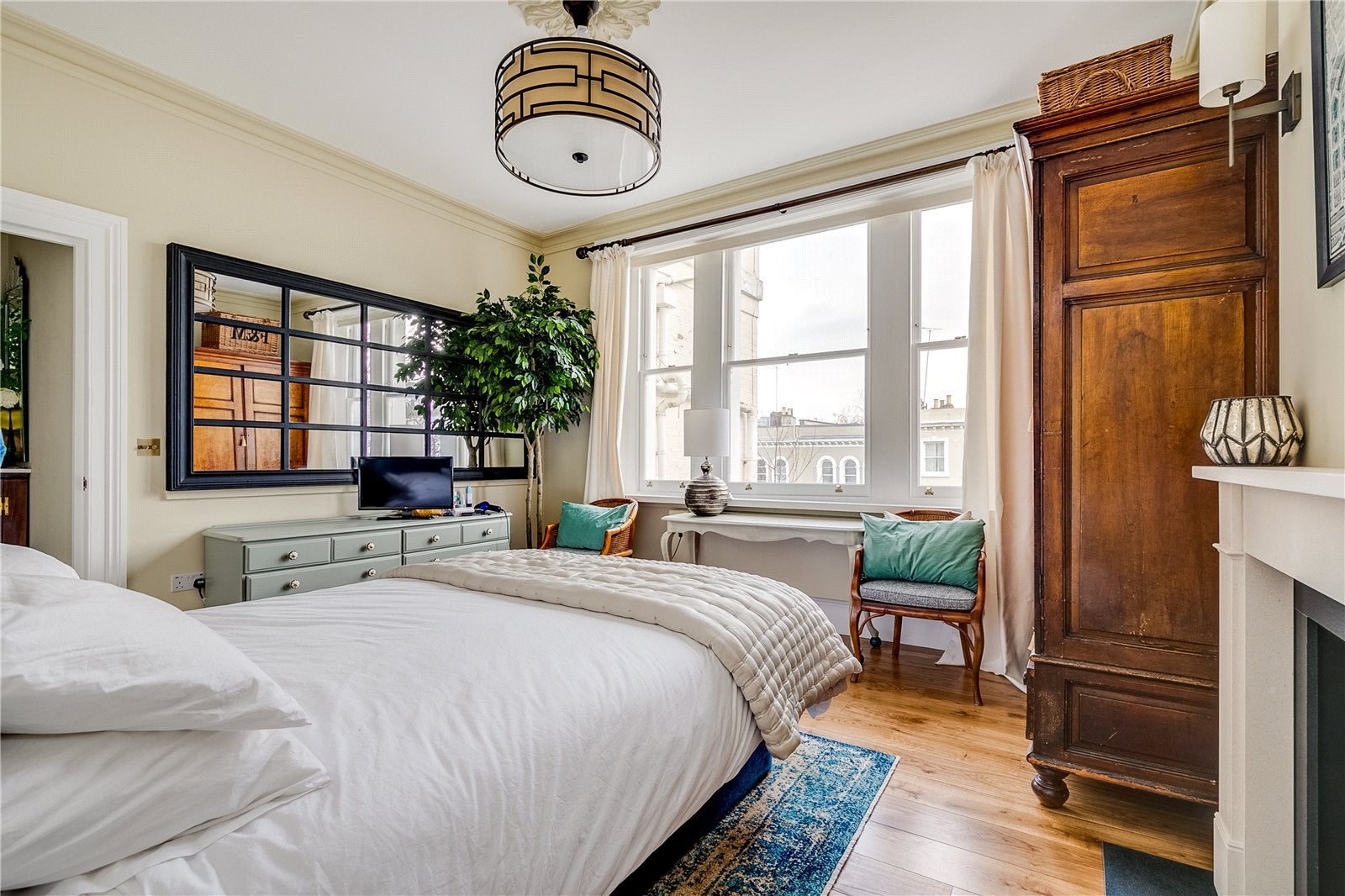 Flat Arundel Gardens in Greater London