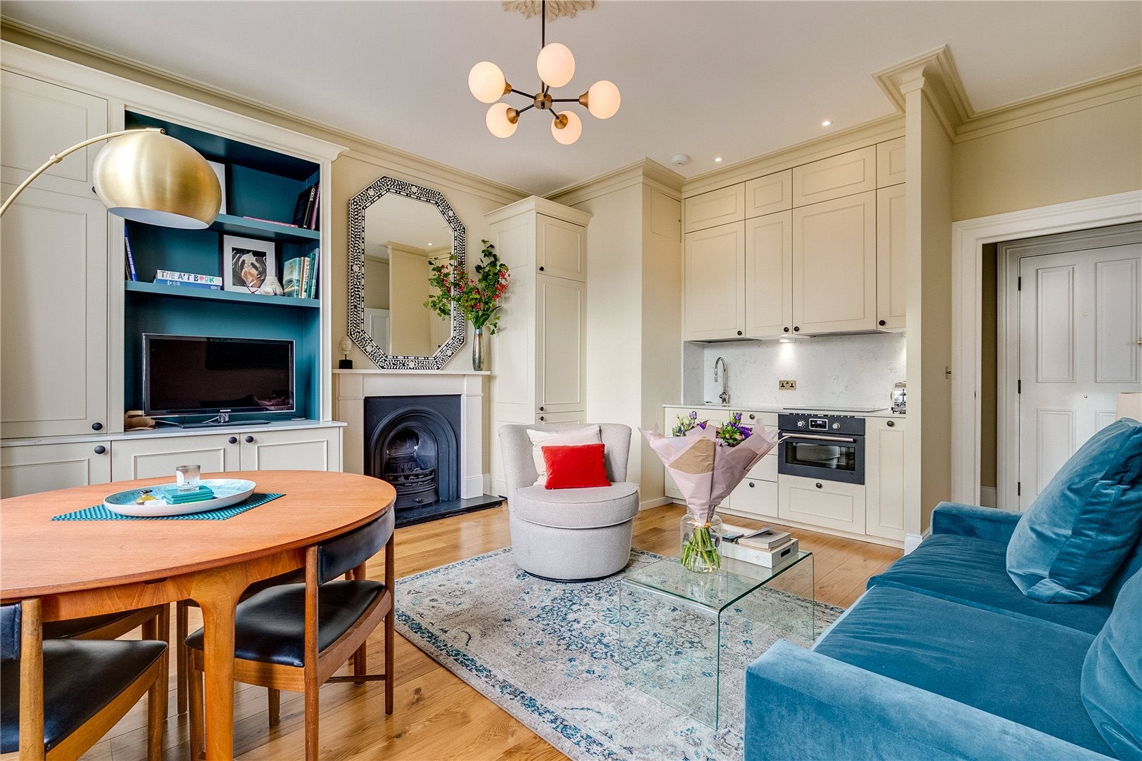 Flat Arundel Gardens in Greater London