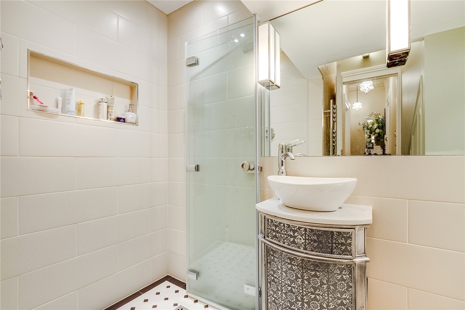 Flat Arundel Gardens in Greater London
