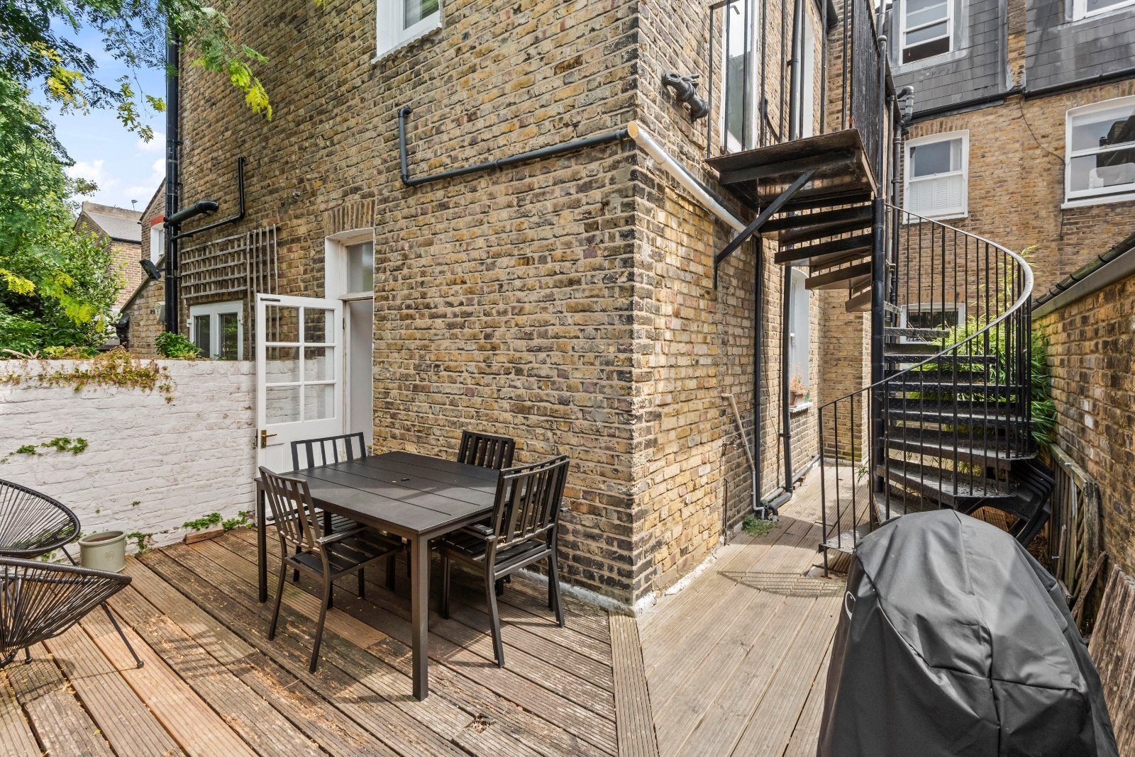 Flat Wardo Avenue in Greater London