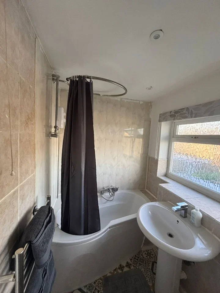 Room Mulberry Road in Crawley