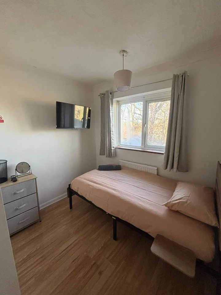 Room Mulberry Road in Crawley