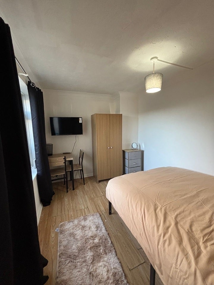 Room Mulberry Road in Crawley