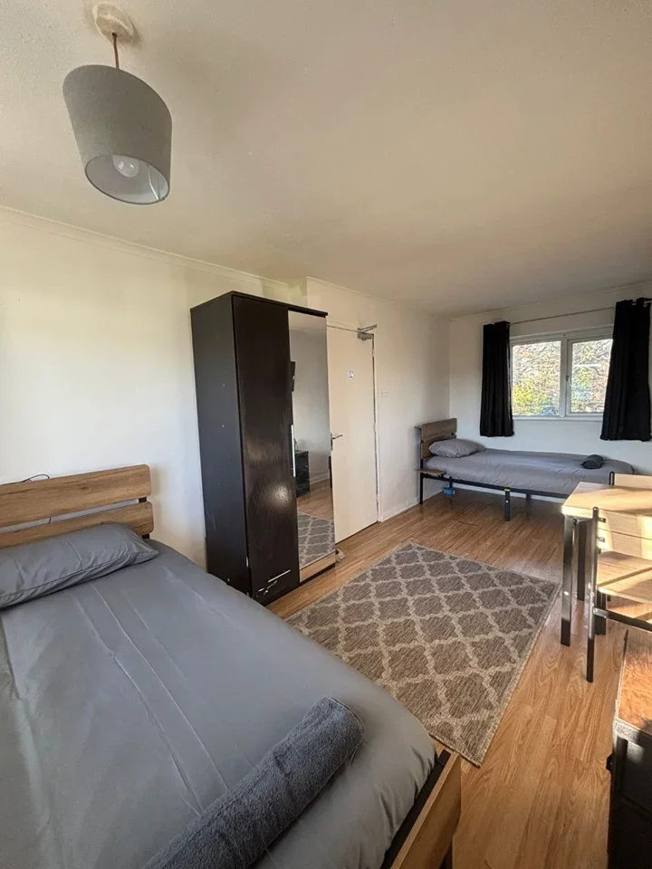 Room Mulberry Road in Crawley