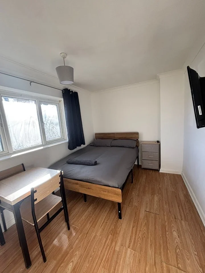 Room Mulberry Road in Crawley