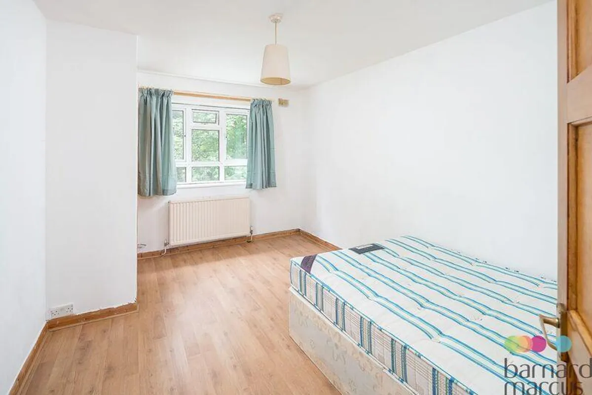 Flat Burnbrae Close in Greater London
