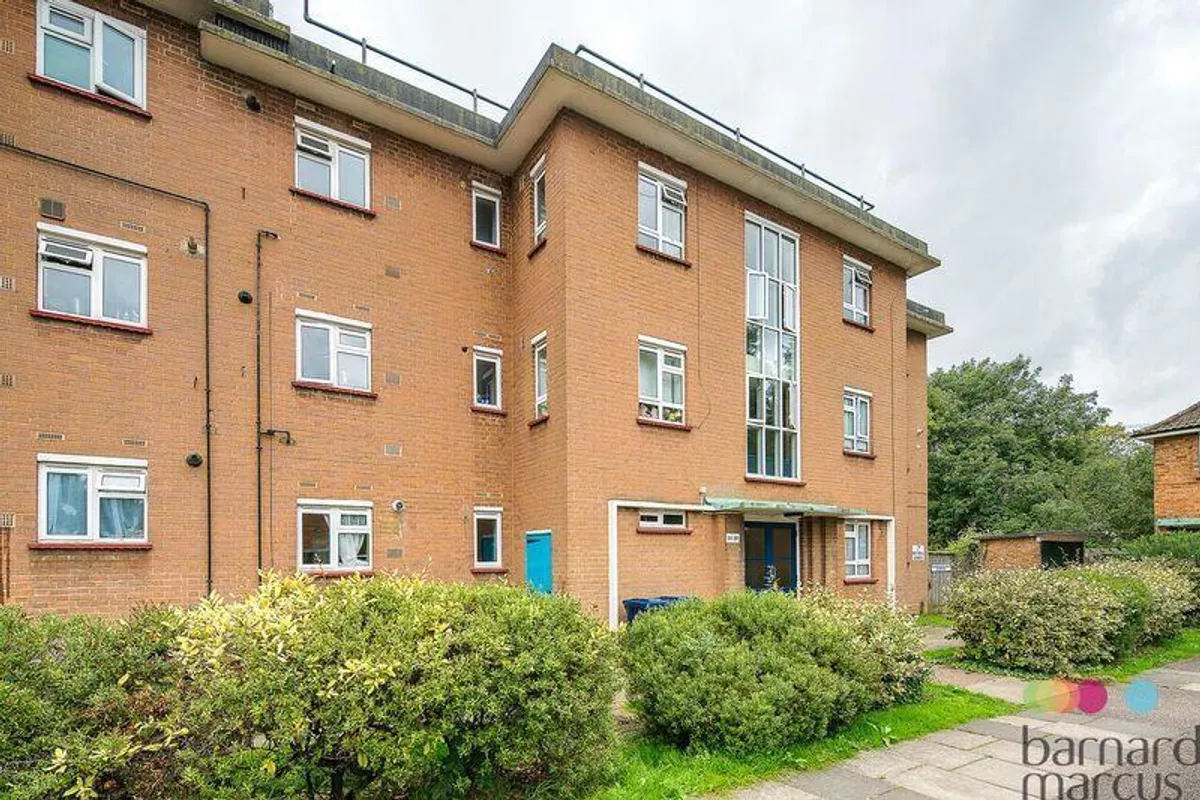 Flat Burnbrae Close in Greater London