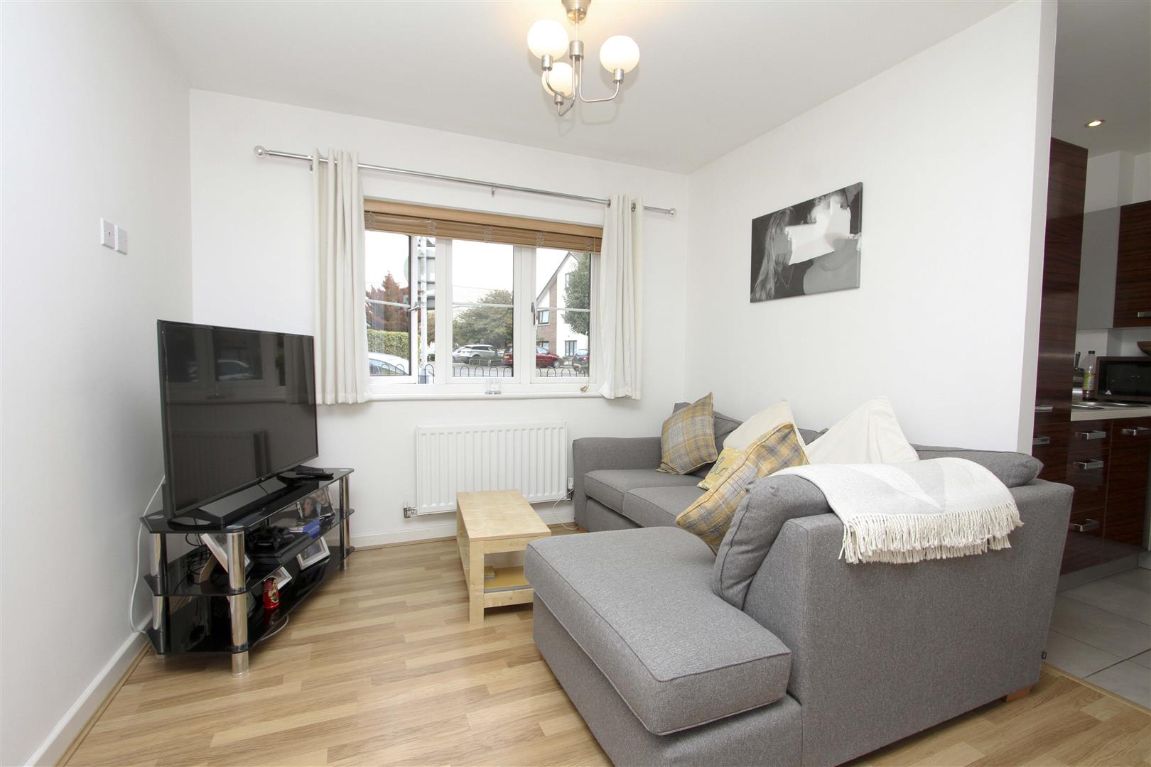 Flat Horseshoe Drive in Greater London