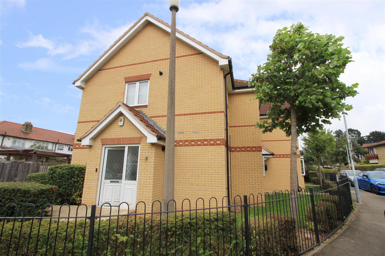 Flat Horseshoe Drive in Greater London