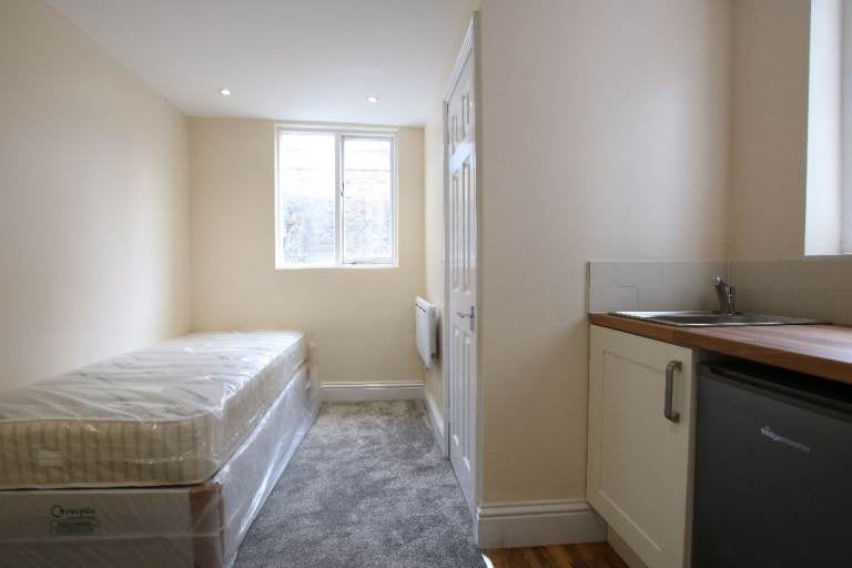 Room Woodheyes Road in Greater London