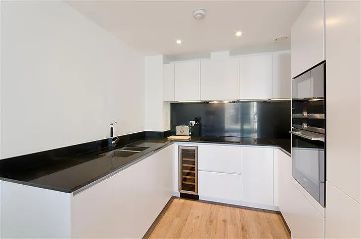 Flat Chamber Street in Greater London