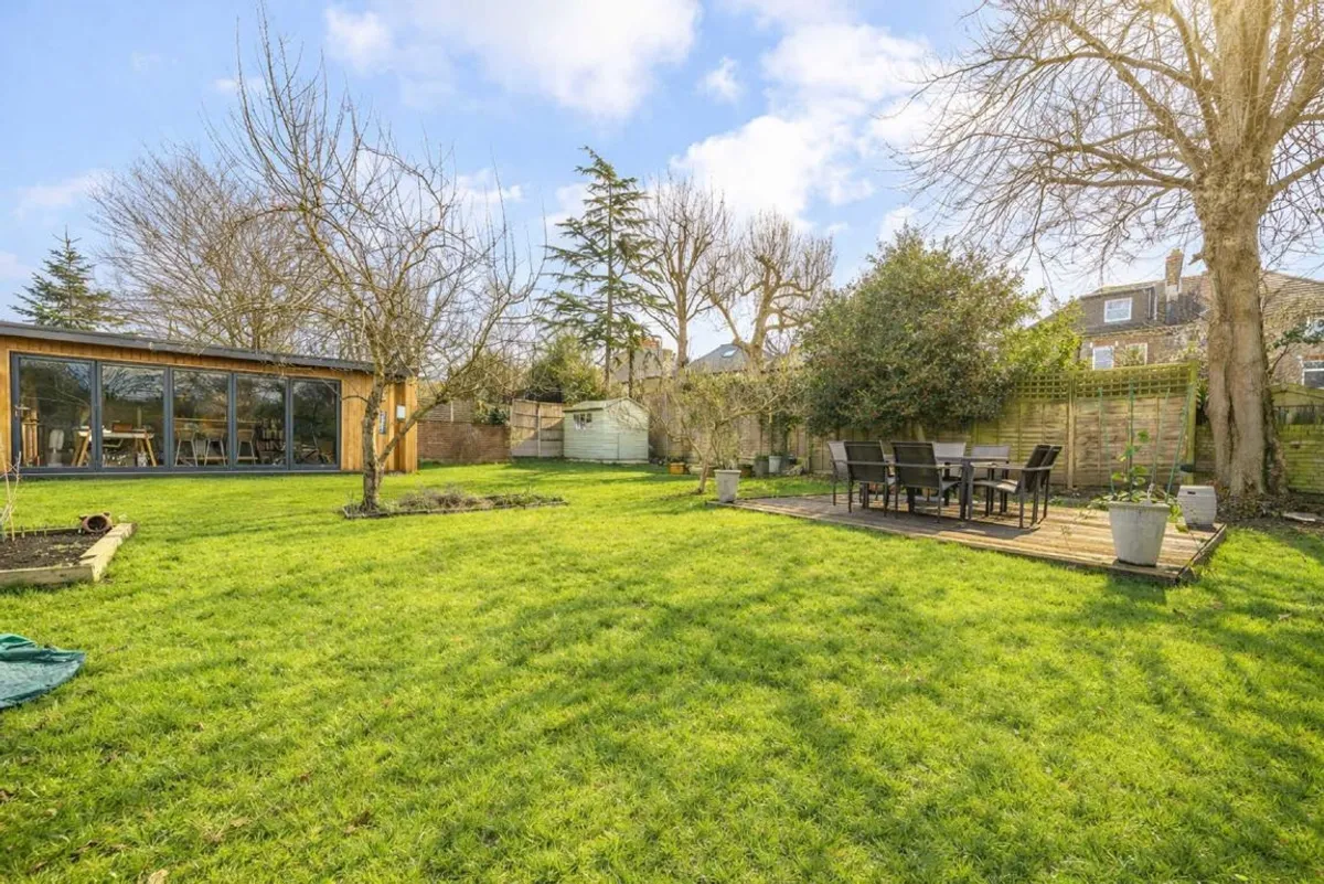 House Lewin Road in Greater London