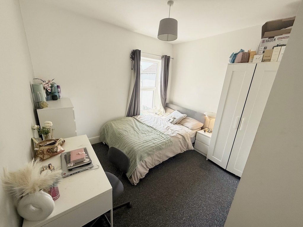 Room Milton Road in Southampton