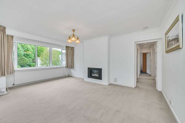 Flat Lake Close in Greater London