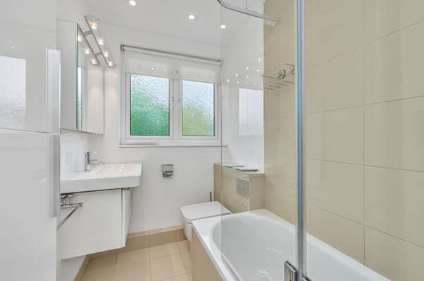 Flat Lake Close in Greater London
