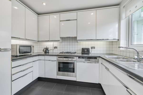 Flat Lake Close in Greater London
