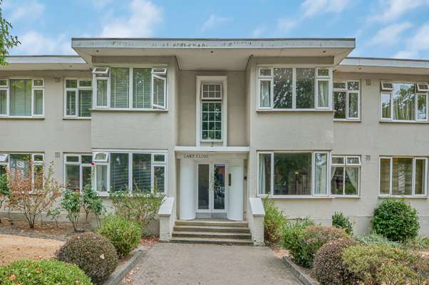 Flat Lake Close in Greater London