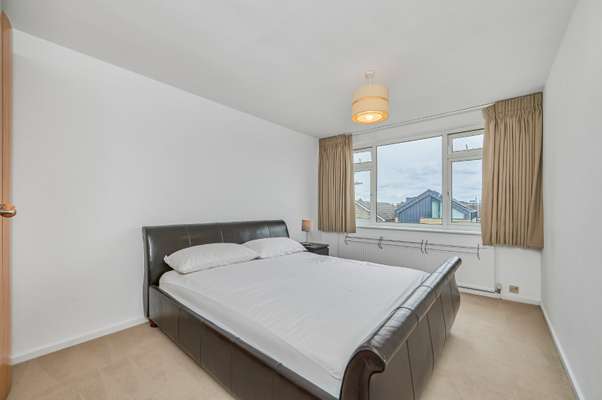 Flat Lake Close in Greater London