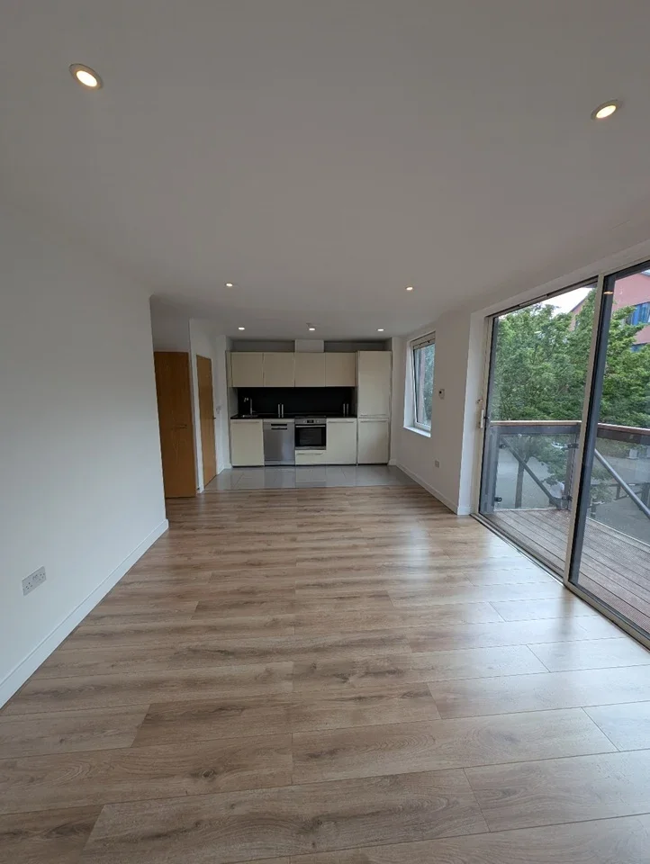 Flat Union Lane in Greater London