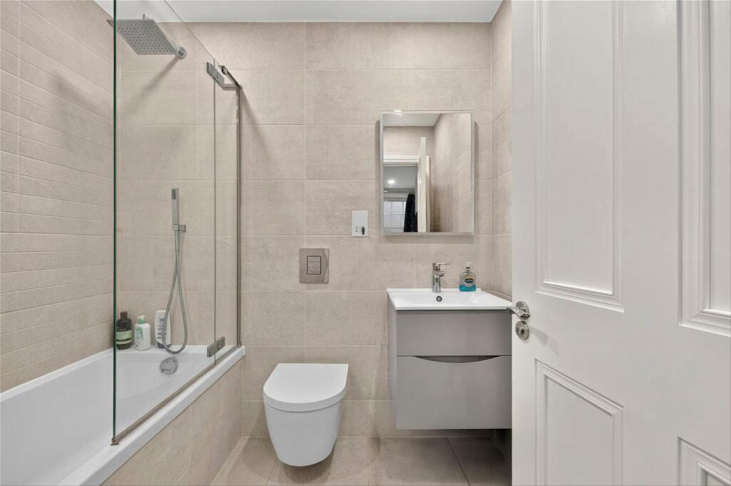 Flat Sefton Street in Greater London