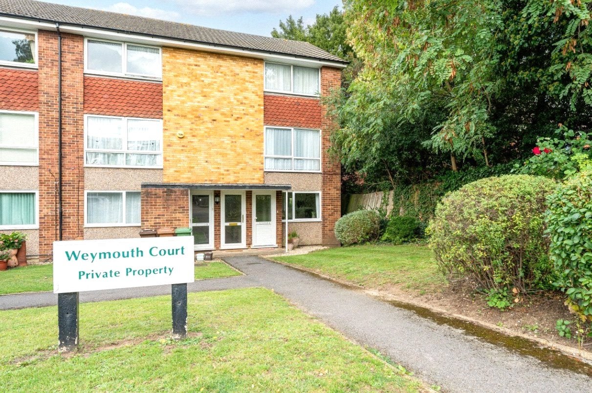 Flat Weymouth Court in Greater London