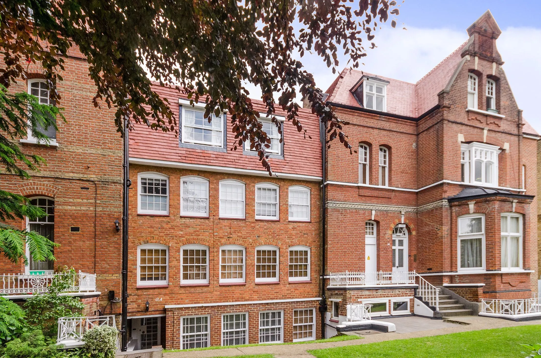 Flat Chartfield Avenue in Greater London