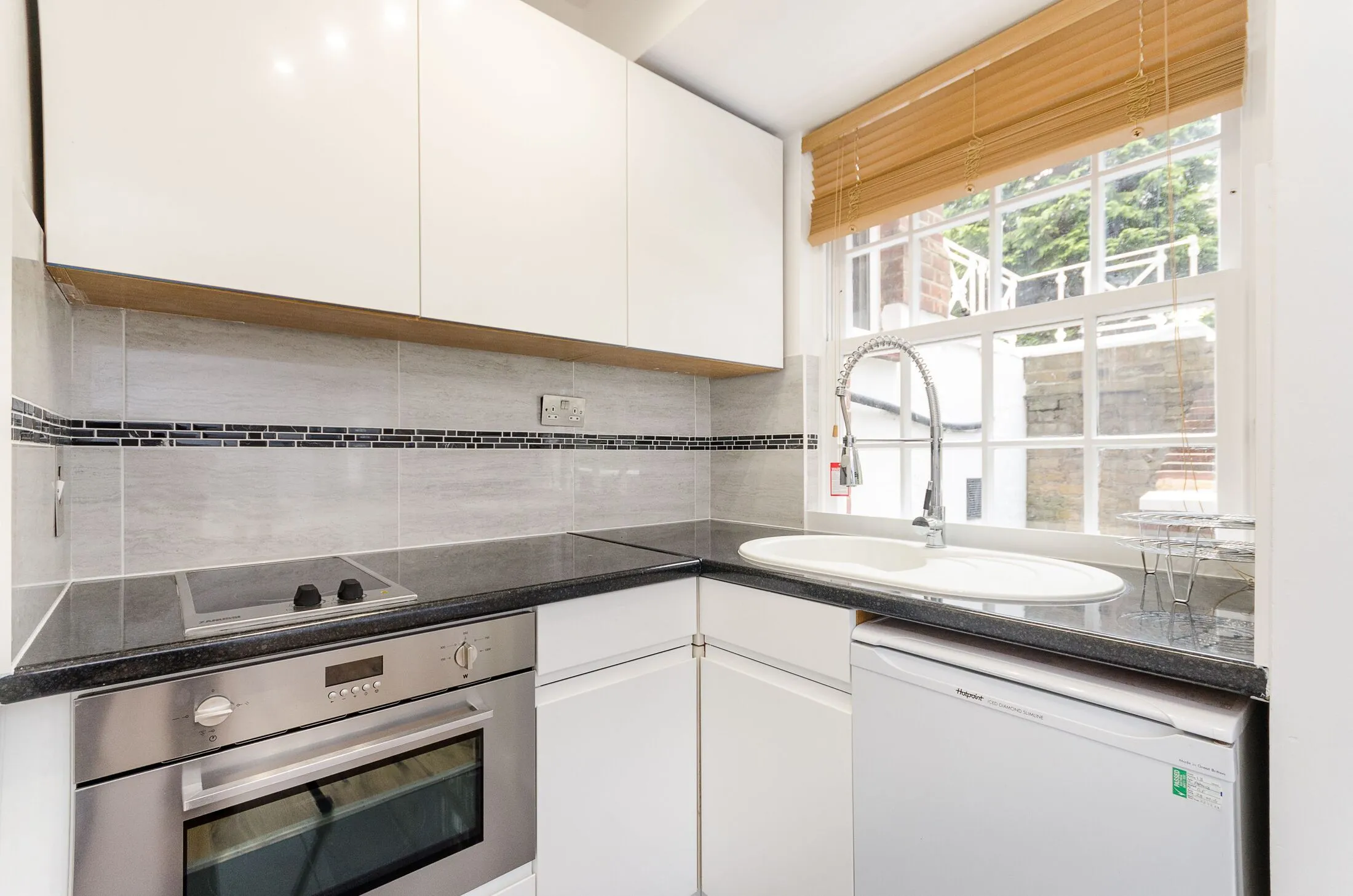 Flat Chartfield Avenue in Greater London