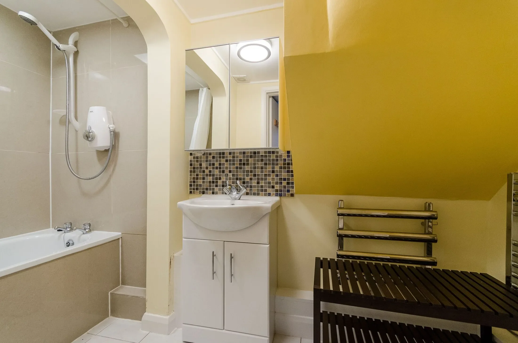 Flat Chartfield Avenue in Greater London
