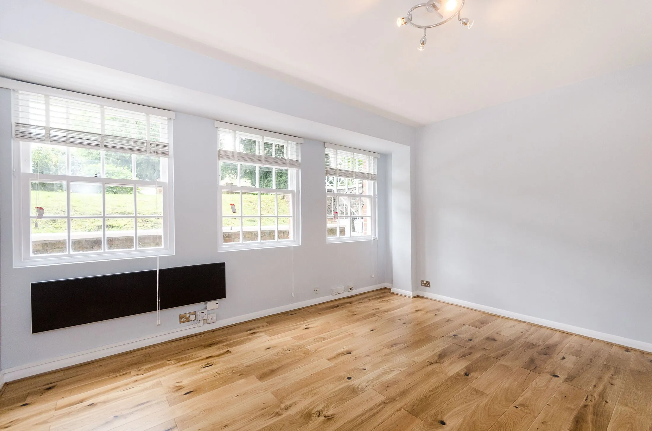 Flat Chartfield Avenue in Greater London