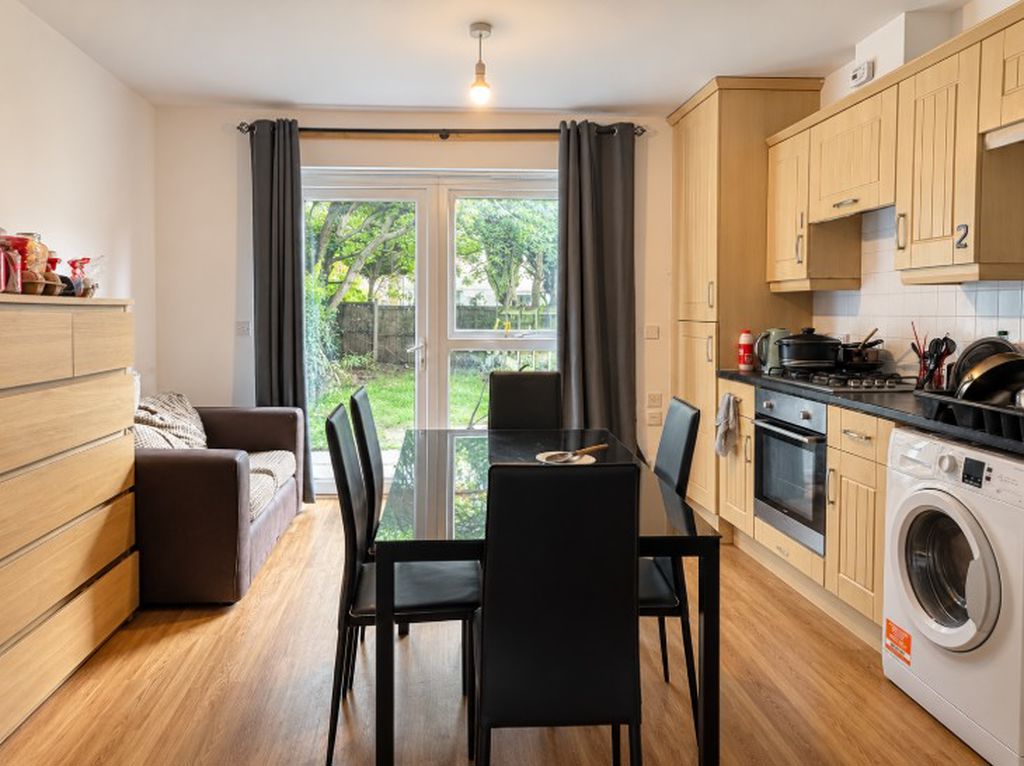 Room Lauderdale Crescent in Manchester