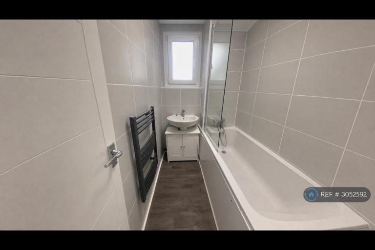 Room Deeley Road in Greater London