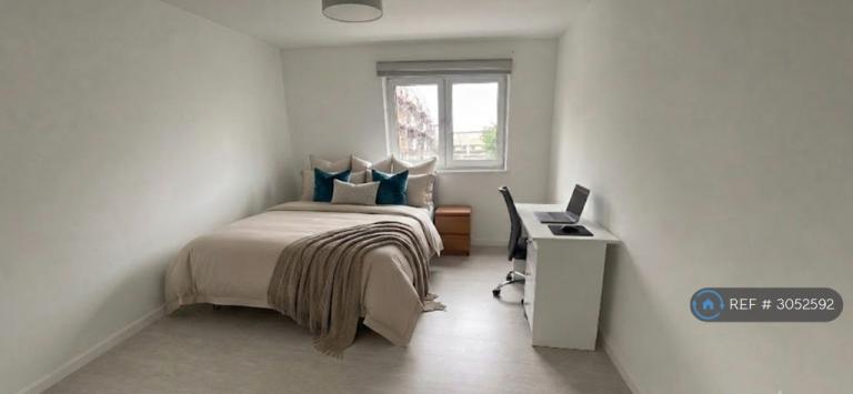 Room Deeley Road in Greater London