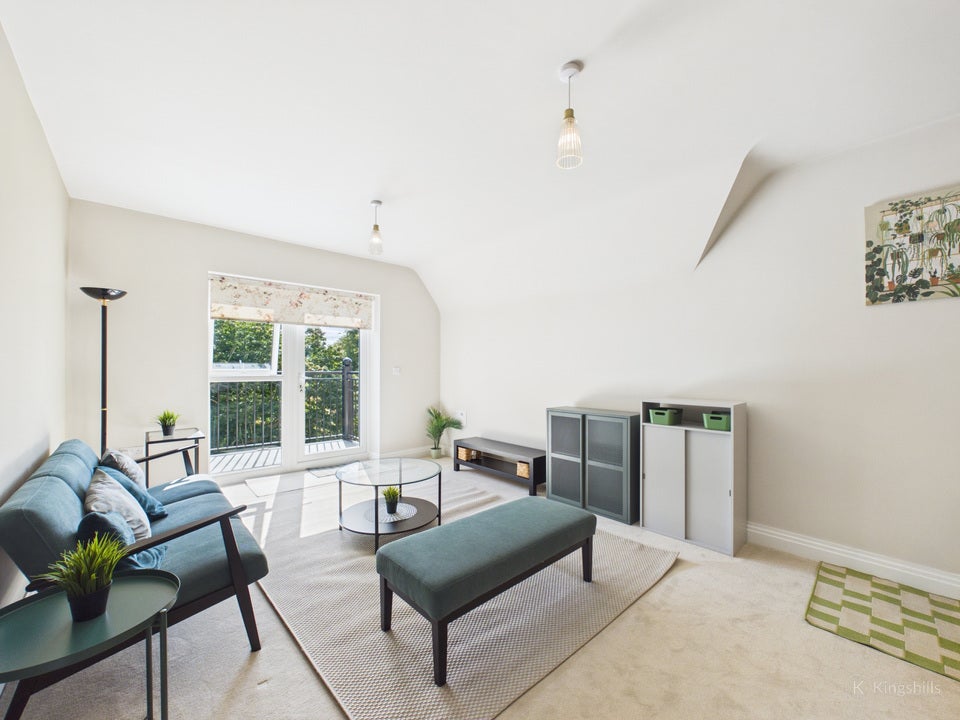 Flat Aspen Road in High Wycombe