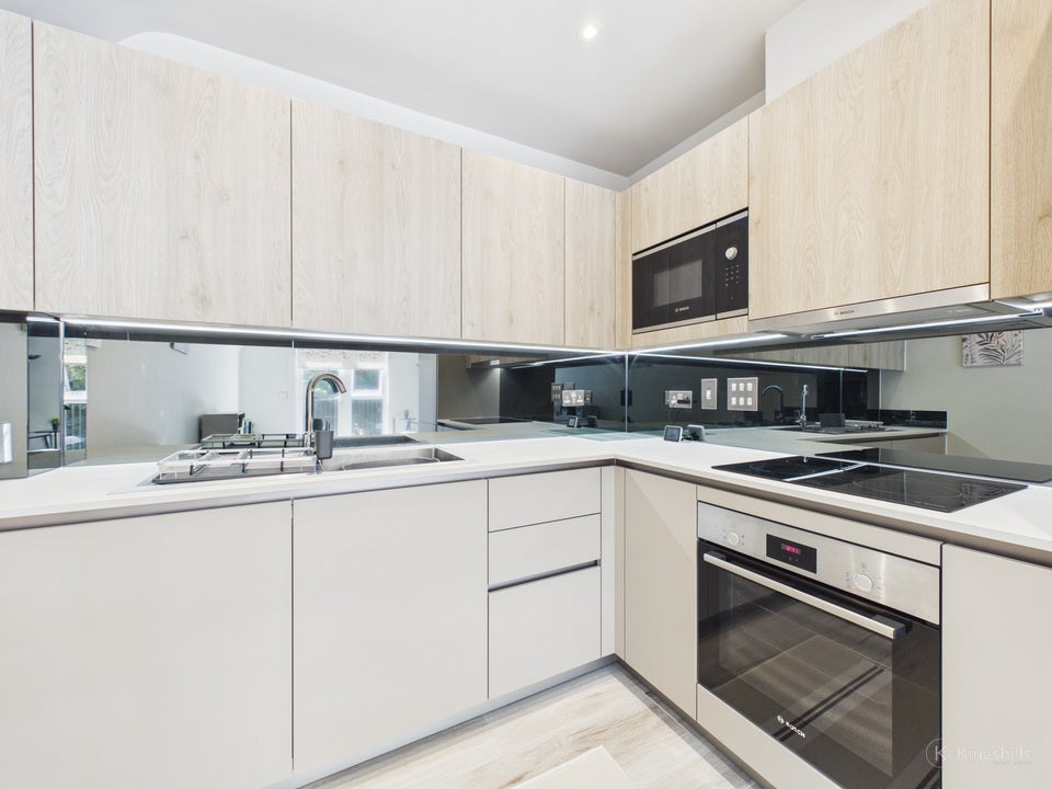 Flat Aspen Road in High Wycombe