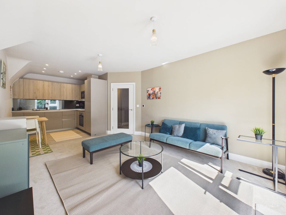 Flat Aspen Road in High Wycombe