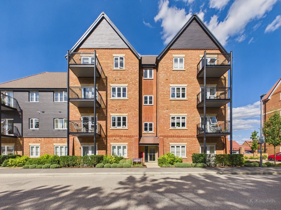 Flat Aspen Road in High Wycombe