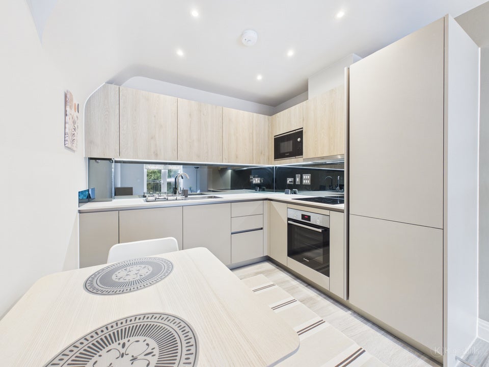 Flat Aspen Road in High Wycombe