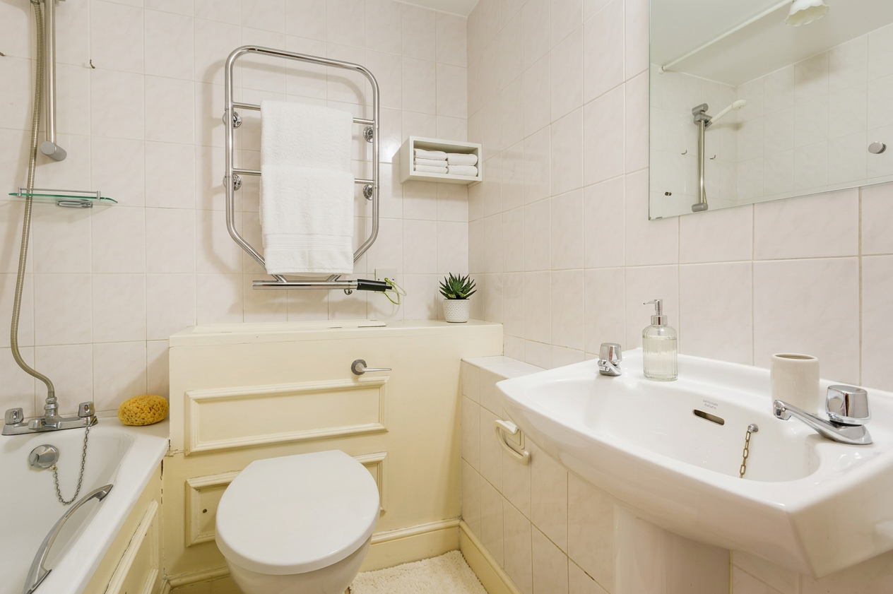 Flat Lucan Place in Greater London